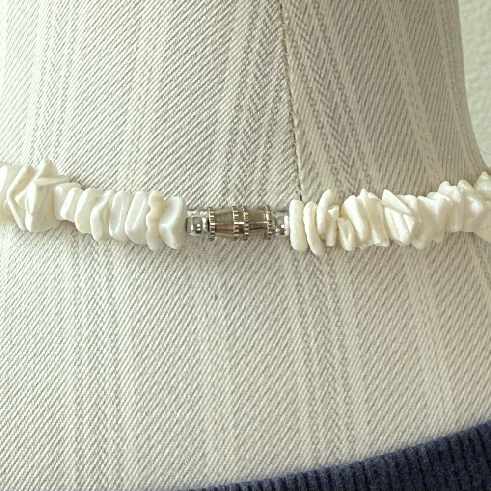 Vintage White Puka Shell Chip Necklace with Barrel Clasp 18” - Picture 4 of 8